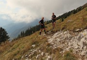 64 Sul sent. 118 scendiamo dal Passo a Piazzatorre incontrando l'amico Giorgio che sta salendo di corsa